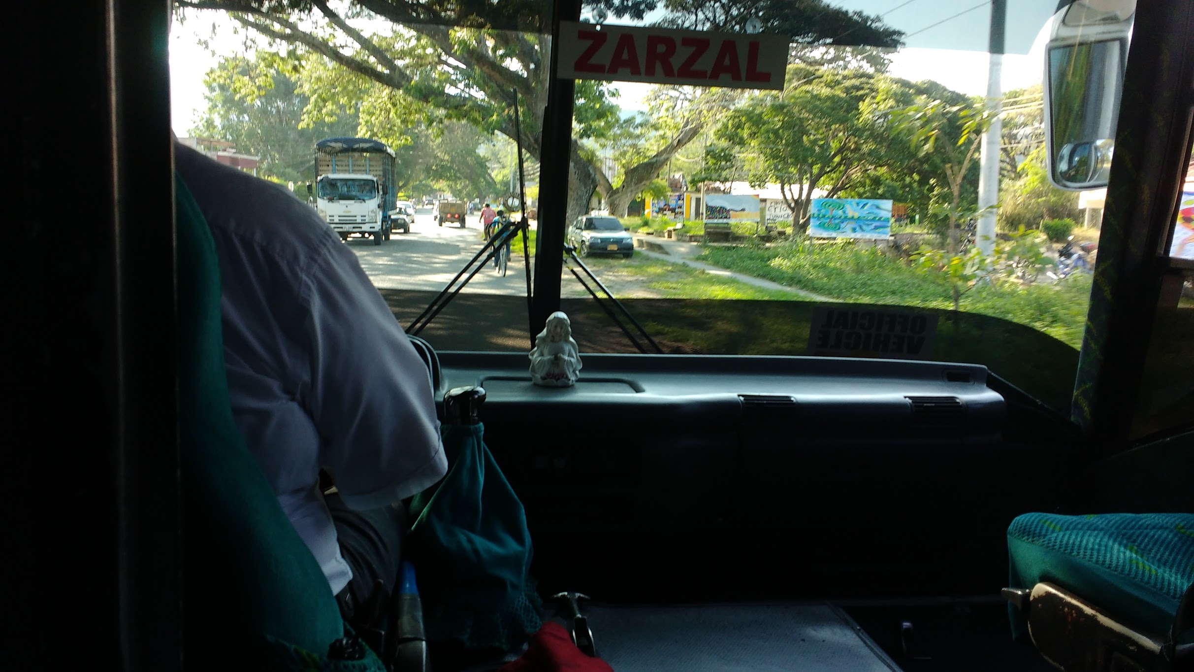 Mensen zijn hier nog veel religieuzer: taxi's en bussen zijn van binnen aangekleed met mariabeeldjes en rozenkranzen. 